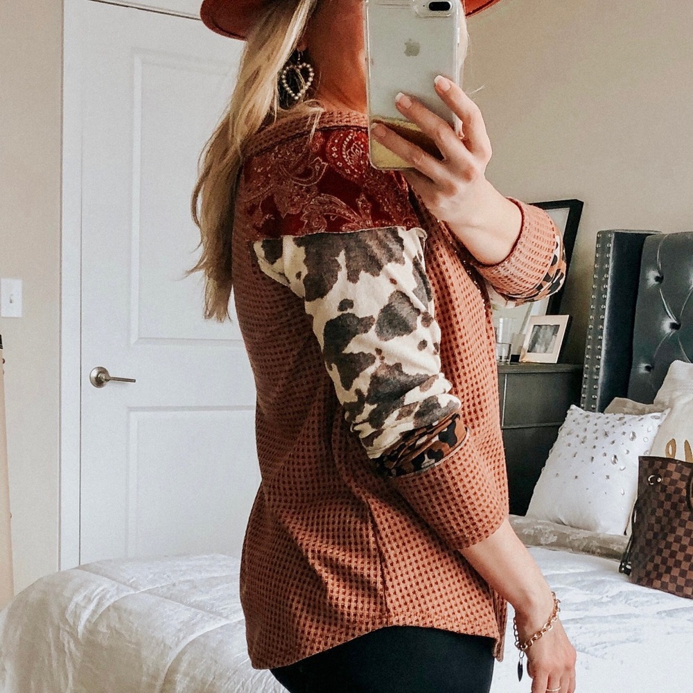 Mix Match Sleeve Waffle Patterned Knit Top - Picture 2 of 8